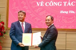 Phó trưởng Ban Thường trực Ban Tổ chức Trung ương (bên phải) trao Quyết định của Bộ Chính trị cho ông Nguyễn Mạnh Quyền giữ chức Phó Bí thư Tỉnh ủy Hưng Yên, nhiệm kỳ 2025 - 2030.