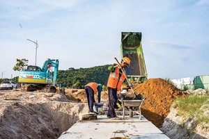 Thi công Dự án tuyến đường ĐT975 - Phú Quốc (Ảnh: P.V) 