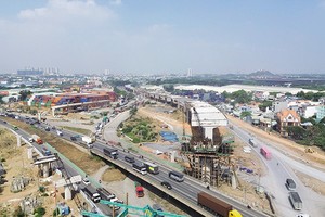 Dự án đường Vành đai 3 TP.HCM đang được thi công gấp rút. Ảnh: Đức Thanh 