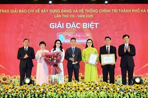 Bí thư Thành ủy Hà Nội Nguyễn Duy Ngọc và Phó trưởng ban Thường trực Ban Tổ chức Trung ương Hoàng Trung Dũng trao giải Đặc biệt cho nhóm tác giả Cơ quan Báo và Phát thanh, truyền hình Hà Nội.