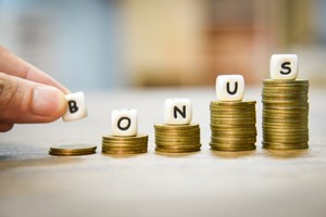 Khi tăng thêm một khoản tiền cố định, nhóm có mức hưởng thấp sẽ nhận được tỷ lệ tăng cao hơn so với mức hiện tại, giúp cải thiện rõ rệt thu nhập.