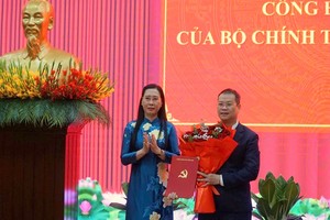 Phó Trưởng ban Tổ chức Trung ương Bùi Thị Quỳnh Vân trao quyết định và tặng hoa chúc mừng ông Nguyễn Mạnh Hùng.