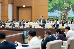 Thứ trưởng Bộ Tư pháp Phan Chí Hiếu trình bày tờ trình dự án luật. 