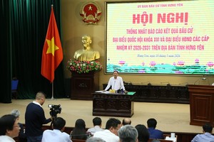 Ông Trần Quốc Văn, Phó Bí thư Tỉnh ủy, Chủ tịch HĐND tỉnh, Phó Trưởng ban Thường trực Ban Chỉ đạo Bầu cử tỉnh, Chủ tịch Ủy ban Bầu cử tỉnh Hưng Yên chủ trì hội nghị.