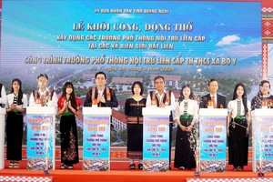 Các đại biểu bấm nút khởi công Dự án Trường phổ thông nội trú liên cấp tiểu học - trung học cơ sở xã Bờ Y.