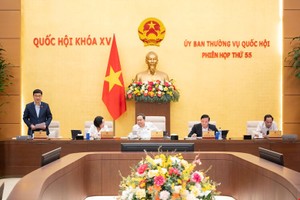Phó chủ tịch Quốc hội Vũ Hồng Thanh điều hành phiên thảo luận. 