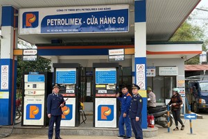 Lực lượng Quản lý thị trường giám sát hoạt động kinh doanh xăng dầu. 