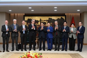 Thủ tướng Phạm Minh Chính và ông Fernando Andresen Guimaraes với các thành viên hai đoàn. Ảnh: Trần Hải.