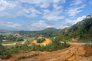 Dự án cải tạo, nâng cấp Tỉnh lộ 676 được kỳ vọng sẽ thúc đẩy phát triển kinh tế - xã hội của các địa phương của tỉnh Quảng Ngãi, song 4 năm thi công vẫn chưa xong gây ảnh hưởng đến cảnh quan, lưu thông của người dân và du khách.