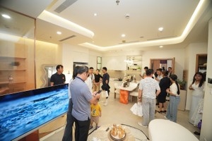 Khách hàng lắng nghe tư vấn tại nhà mẫu The NEST trong ngày khai trương.