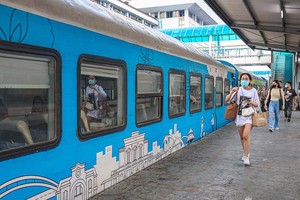 Một đoàn tàu đường sắt tuyến Hà Nội - Hải Phòng đón khách tại ga Hà Nội (Ảnh: P.V) 