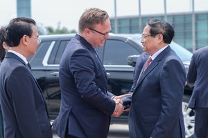 Tham tán Đại sứ quán Nga tại Việt Nam Ivan Nesterov tiễn Thủ tướng tại sân bay Nội Bài - Ảnh: VGP/Nhật Bắc