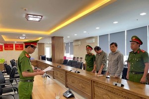 Cơ quan Cảnh sát điều tra Công an TP.Đà Nẵng tống đạt các quyết định khởi tố đối với các bị can. Ảnh: C.A Đà Nẵng