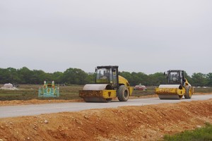 Dự án Đường ven biển kết nối hành lang kinh tế Đông - Tây giai đoạn 1 đang thi công.
