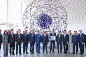 Thủ tướng Phạm Minh Chính tặng quà Bảo tàng Năng lượng Nguyên tử - Ảnh: VGP/Nhật Bắc