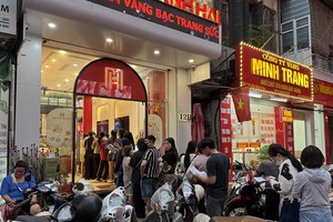 Người dân xếp hàng nhận vàng tại Bảo Tín Mạnh Hải đến tối muộn ngày 25/3