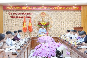 Phó chủ tịch Thường trực UBND tỉnh Lâm Đồng Lê Trọng Yên chủ trì cuộc họp nghe báo cáo tình hình triển khai và tiến độ thực hiện hai dự án Nhà máy nhiệt điện khí LNG Sơn Mỹ I, II. Ảnh: Kim Hiền