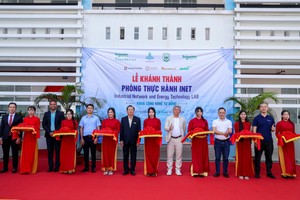 Ban Giám hiệu nhà trường cùng Schneider Electric và các đối tác thực hiện nghi thức cắt băng khánh thành Phòng thực hành INET.