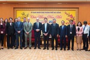 Đoàn Cao ủy Liên minh Châu Âu (EU) do ông Julien Guerrier, Đại sứ, Trưởng phái đoàn EU tại Việt Nam làm Trưởng đoàn chụp hình lưu niệm với lãnh đạo UBND TP.Đà Nẵng. Ảnh: Phương Thuận 