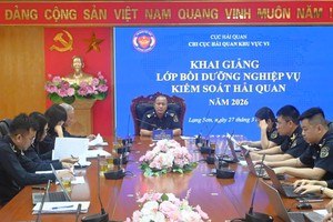 Ông Nguyễn Văn Hoàn, Chi cục trưởng Chi cục Hải quan khu vực VI (giữa) chủ trì lớp bồi dưỡng.