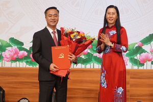 Bà Bùi Thị Quỳnh Vân, Phó Trưởng Ban Tổ chức Trung ương tặng hoa chúc mừng ông Nguyễn Việt Hùng. Ảnh: T.X 