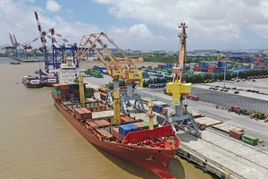 Các đơn vị cung cấp dịch vụ vận tải hàng hóa đang chịu sức ép rất lớn do giá nhiên liệu, đặc biệt là giá dầu diesel tăng cao. Ảnh: P.V