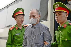 Cựu Thứ trưởng Bộ NN&PTNT (cũ) Hoàng Văn Thắng bị dẫn giải tới tòa.