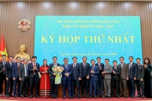 Bí thư Tỉnh ủy Quảng Ngãi Hồ Văn Niên tặng hoa chúc mừng lãnh đạo UBND tỉnh nhiệm kỳ 2026 - 2031. 