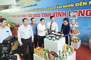 Chủ tịch UBND tỉnh Vĩnh Long Trần Trí Quang (thứ 2 từ phải qua) cùng lãnh đạo tỉnh tham quan khảo nghiệm sản phẩm tiêu biểu tại Hội nghị công bố điều chỉnh Quy hoạch tỉnh Vĩnh Long (Ảnh: P.V)