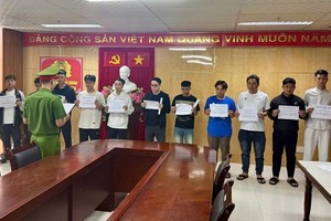 Các đối tượng sử dụng trái phép thông tin thẻ để thanh toán hàng nghìn đơn hàng trên sàn thương mại điện tử Amazon. Ảnh: Công an Đà Nẵng 