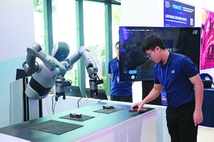 Hãng công nghệ Foxconn trưng bày mẫu robot hình người phục vụ việc sản xuất tại Diễn đàn Kinh tế mùa thu 2025. Ảnh: P.V