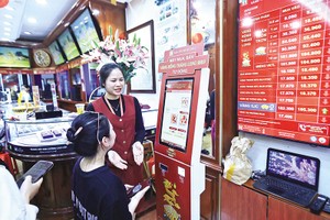 Cửa hàng vàng Bảo Tín Minh Châu có hành vi bán “vàng giấy” cho khách. Ảnh: Đức Thanh