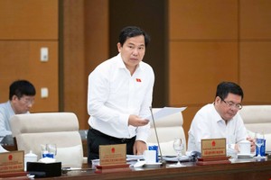  Tổng thư ký, Chủ nhiệm Văn phòng Quốc hội Lê Quang Mạnh tham gia thảo luận.