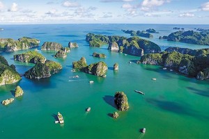 Vịnh Hạ Long - Vịnh Lan Hạ nổi bật bởi những giá trị về cảnh quan.