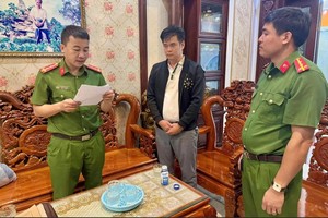 Đối tượng trong đường dây lừa đảo sàn tiền ảo Wedex nghe đọc lệnh bắt