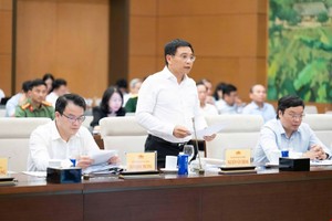 Bộ trưởng Bộ Tài chính Nguyễn Văn Thắng báo cáo tại phiên họp.