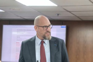 Ông Richard D. McClellan, Tổng giám đốc điều hành Trung tâm Tài chính quốc tế Việt Nam tại TP.HCM chia sẻ tại buổi họp báo.