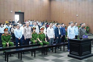 Các bị cáo bị đưa ra xét xử tại phiên tòa sơ thẩm (Ảnh: H.N) 