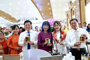 Lãnh đạo tỉnh An Giang cùng đại diện doanh nghiệp tại buổi họp mặt doanh nghiệp nhân kỷ niệm Ngày Doanh nhân Việt Nam 13/10/2025.