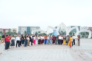 Đoàn đại biểu khảo sát tại Công viên Gia Lâm.