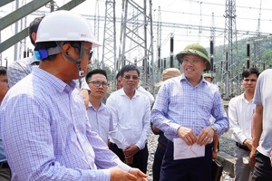 Phó Chủ tịch UBND tỉnh Quảng Trị Lê Đức Tiến (thứ hai từ phải ảnh) nghe báo cáo việc đấu nối truyền tải điện tại Trạm biến áp 220kV Hướng Tân với các dự án điện gió. Ảnh: Trường Nhật