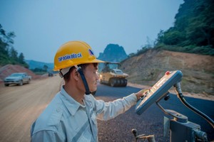 Thi công thảm bê tông nhựa tại Dự án cao tốc Đồng Đăng - Trà Lĩnh. 