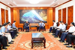 Chủ tịch Hiệp hội HunterNet Tim Owen trao đổi với Phó Chủ tịch UBND tỉnh Quảng Trị Lê Đức Tiến về các ngành mà hiệp hội mong muốn hợp tác