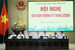 Ông Phạm Quang Ngọc, Ủy viên Trung ương Đảng, Phó Bí thư Tỉnh ủy, Chủ tịch UBND tỉnh; ông Nguyễn Mạnh Quyền, Phó Bí thư Tỉnh ủy cùng các Phó Chủ tịch UBND tỉnh chủ trì hội nghị.