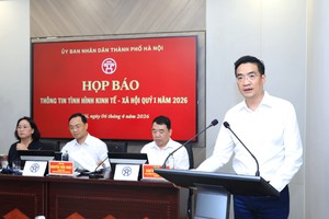 Giám đốc Sở Quy hoạch - Kiến trúc Hà Nội Nguyễn Trọng Kỳ Anh trao đổi thông tin tại họp báo.