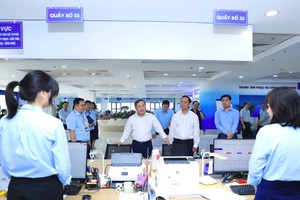 Chủ tịch UBND TP. Hà Nội Vũ Đại Thắng kiểm tra công tác phục vụ người dân, doanh nghiệp tại Trung tâm Phục vụ Hành chính công TP. Hà Nội.