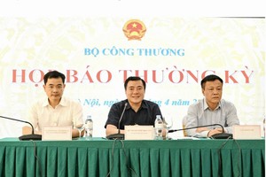 Lãnh đạo Bộ Công thương tại họp báo thường kỳ quý I/2026, chiều 9/4. 