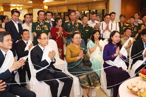 Tham dự buổi lễ có các đồng chí: Lê Hoài Trung, Ủy viên Bộ Chính trị, Bộ trưởng Ngoại giao; Đoàn Minh Huấn, Ủy viên Bộ Chính trị, Giám đốc Học viện Chính trị Quốc gia Hồ Chí Minh; Võ Thị Ánh Xuân, Bí thư Trung ương Đảng, Phó Chủ tịch nước, cùng một số đồng chí Ủy viên Trung ương Đảng, đại diện lãnh đạo các ban, bộ, ngành Trung ương và địa phương.