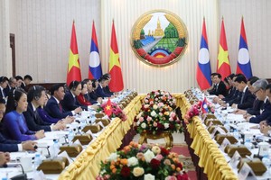 Thường trực Ban Bí thư Trần Cẩm Tú hội kiến Thủ tướng Lào 