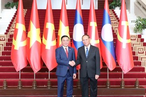 Đồng chí Thường trực Ban Bí thư Đảng Nhân dân Cách mạng Lào Vi-lay La-khăm-phong và đồng chí Thường trực Ban Bí thư Trần Cẩm Tú chụp ảnh chung tại Lễ đón.